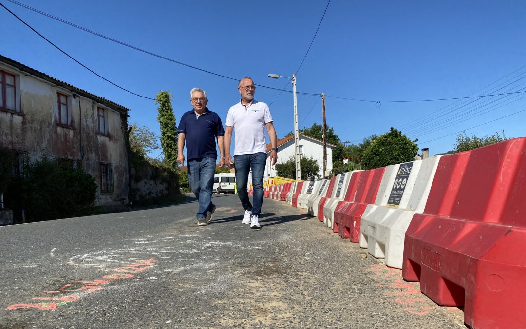 O alcalde e o presidente da Asociación de Veciños O Gaiteiro de Sigrás supervisan as obras da parroquia