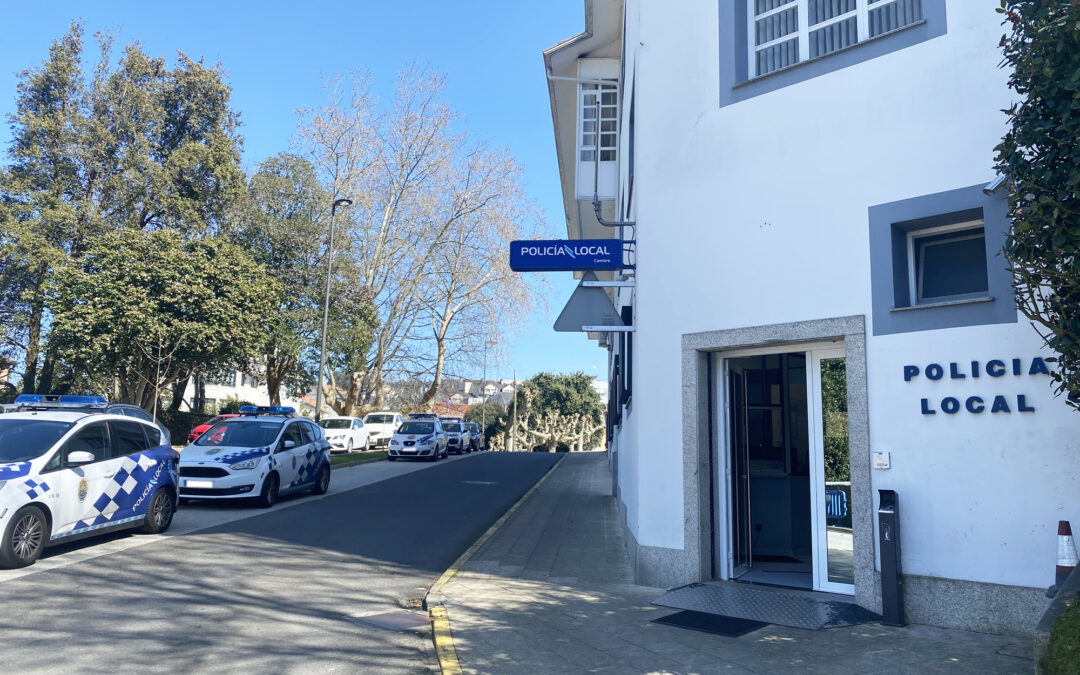 Un rastro de aceite permite á Policía localizar a un condutor que esnaquizara unha máquina expendedora co seu vehículo