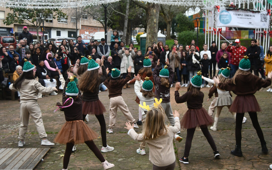 A música e o baile marcan a inauguración do primeiro Poboado de Nadal da historia de Cambre