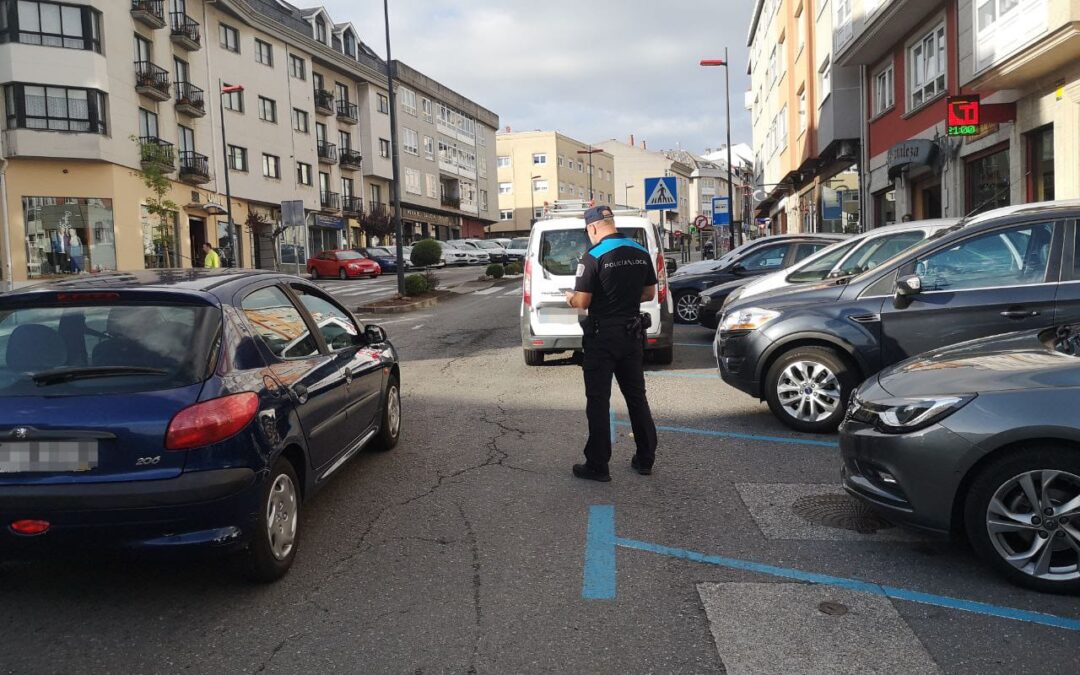 Unha empresa enfróntase a unha sanción de 3.000 euros por colocar cartelería publicitaria en mobiliario urbano
