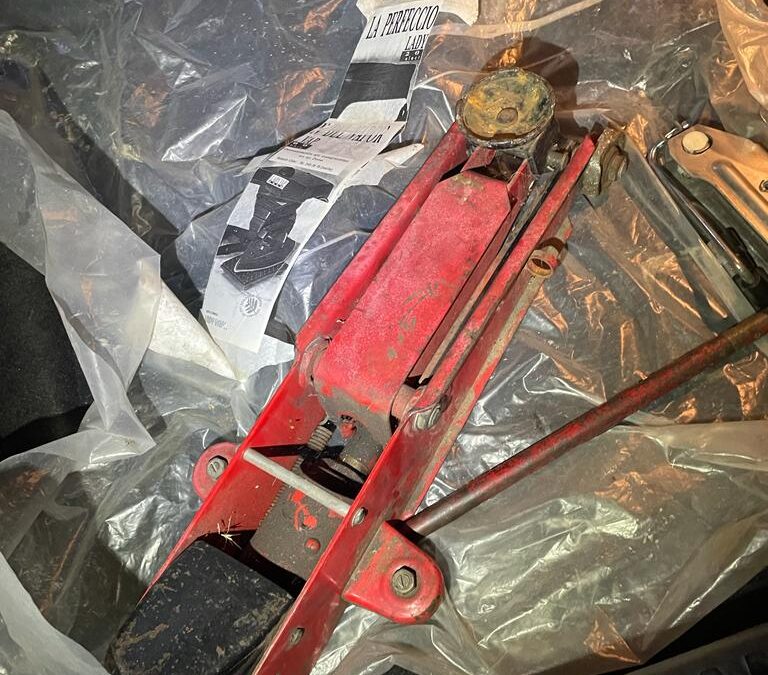 A Policía Local intercepta a dous mozos que tentaron roubar as rodas dun vehículo na Barcala
