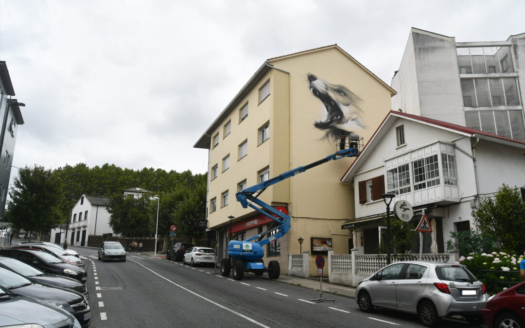 Cambre énchese de cor coas primeiras pinceladas dos artistas do VI Cromático Mural Fest