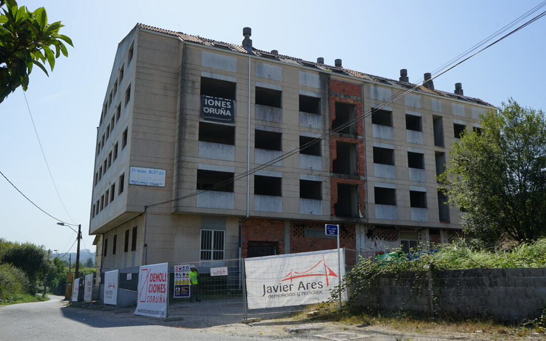 O Concello inicia os traballos para demoler o edificio ilegal de Os Campóns