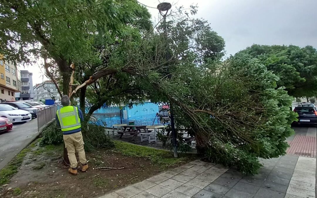 O Servizo Municipal de Emerxencias e a Policía Local traballan de forma coordinada para atender as incidencias do temporal
