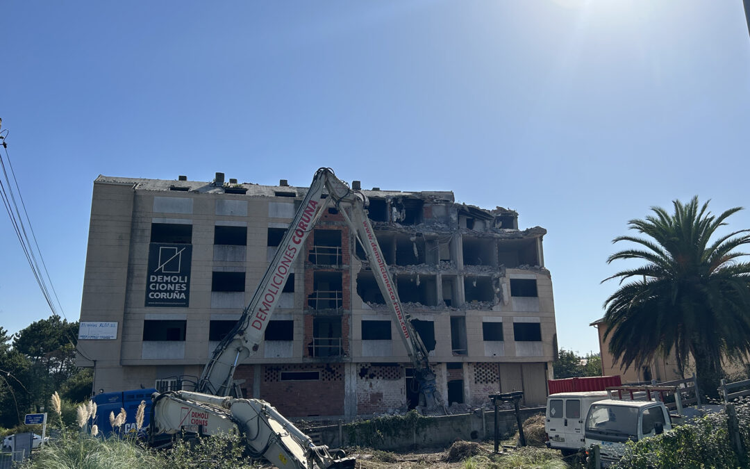 O Concello avanza na demolición do edificio ilegal dos Campóns