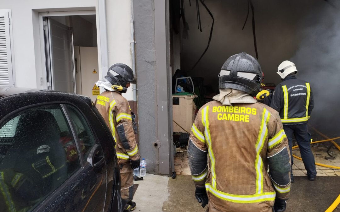 Os servizos de seguridade e emerxencias controlan un incendio orixinado nun taller mecánico da rúa Polígono