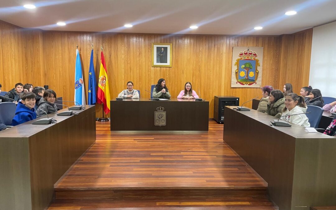 O salón de plenos de Cambre convértese nunha aula para os alumnos do CEIP Wenceslao Fernández Flórez